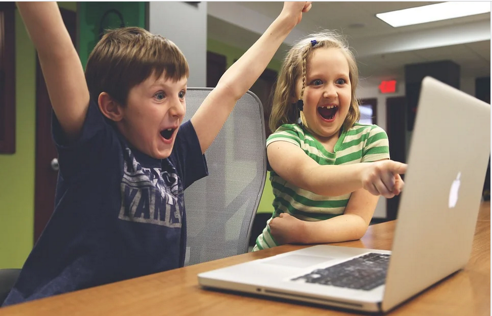 children watching a video on a PC using MoboPlayer